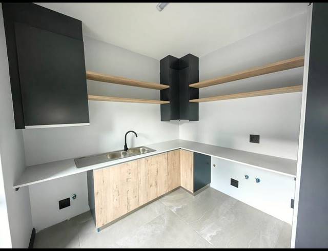 4 BEDROOM HOUSE FOR SALE IN MIDSTREAM HEIGHTS